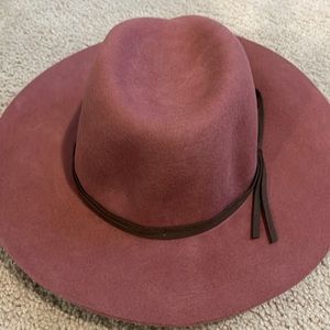 Wool hat with a brown bow